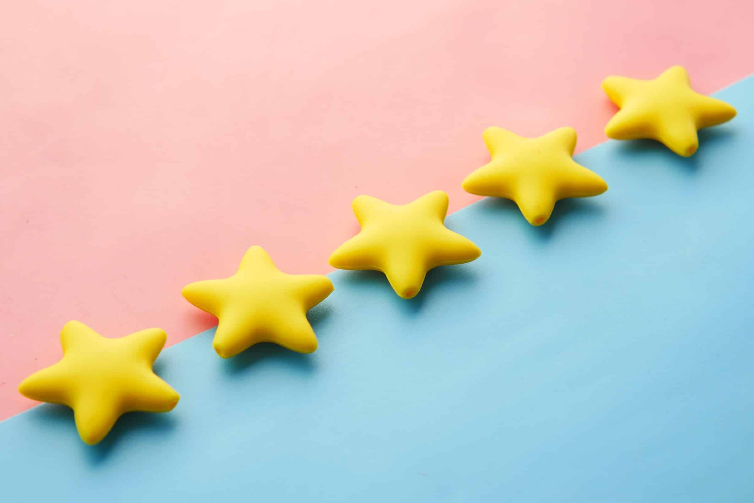 3d photo of 5 golden stars on pink and blue background for best customer service article
